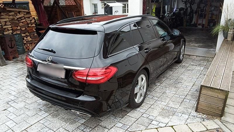 Schwarz Gebraucht 2018 Mercedes C200 AMG line Kombi | 19.450 € (Fairer Preis) - Bild 1/4