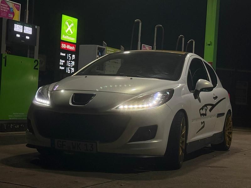 Weiß Gebraucht 2010 Peugeot 207 Sportium Coupé | 6.999 € - Bild 1/4