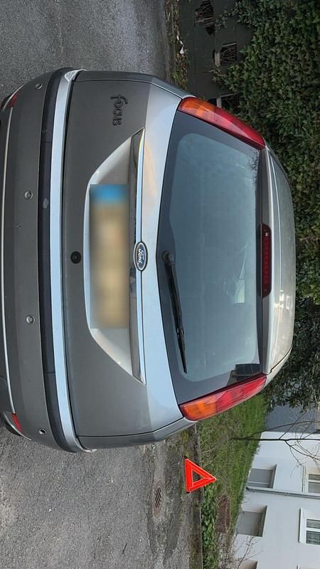 Second-hand Ford Focus 130 CP (95 kW) 2002 Argintiu Hatchback