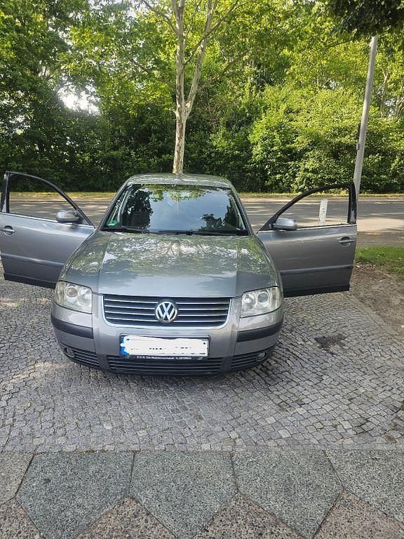 Silber Gebraucht 2002 VW Passat Family Limousine | 1.800 € (Fairer Preis) - Bild 1/4