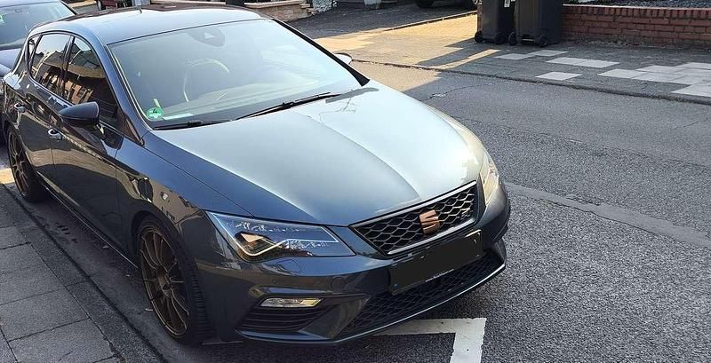 Grau Gebraucht 2019 Cupra Leon Limousine | 23.000 € (Guter Preis) - Bild 1/4