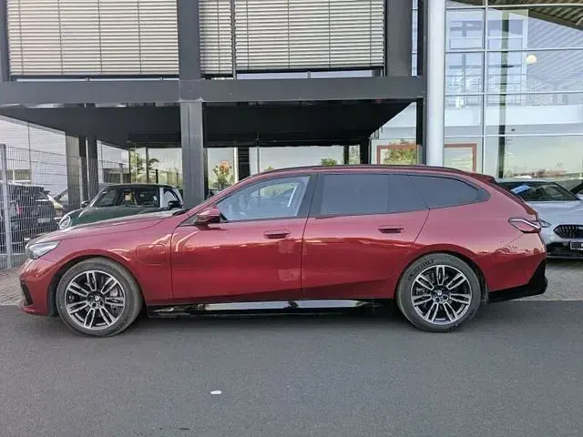 Gebraucht BMW 550e M Sport 313 PS (230 kW) 2025 Rot Kombi