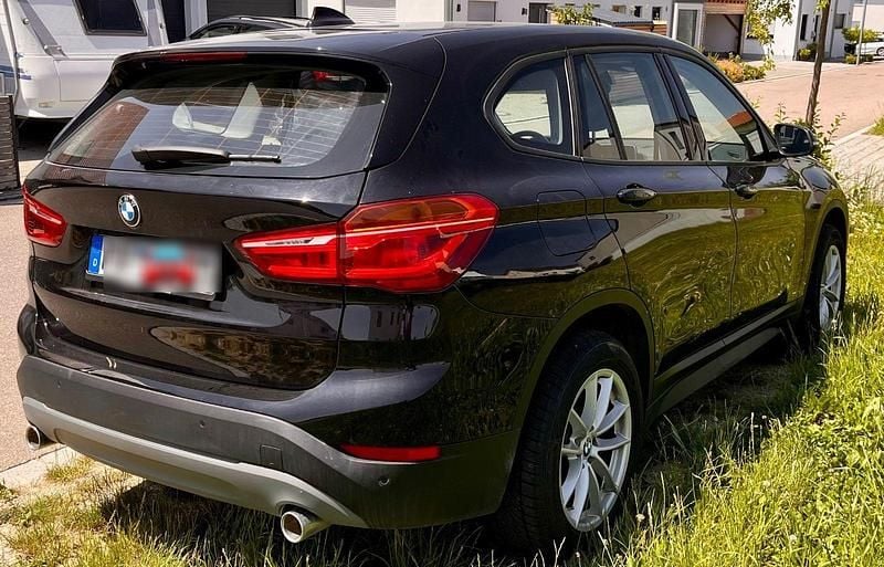 Schwarz Gebraucht 2018 BMW X1 Advantage SUV | 18.999 € (Superpreis) - Bild 1/4