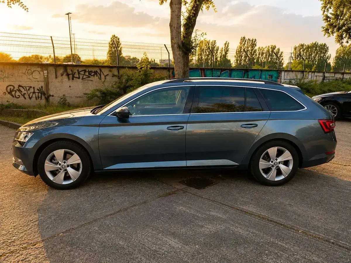 Gebraucht Skoda Superb Ambition 150 PS (110 kW) 2016 Grau Kombi
