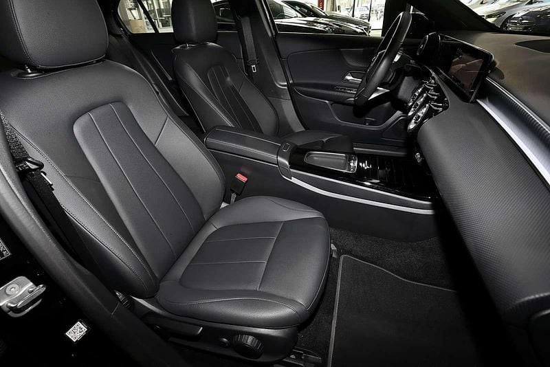 Gebraucht Mercedes A180 Progressive 136 PS (100 kW) 2024 Metalliclack kosmosschwarz Limousine