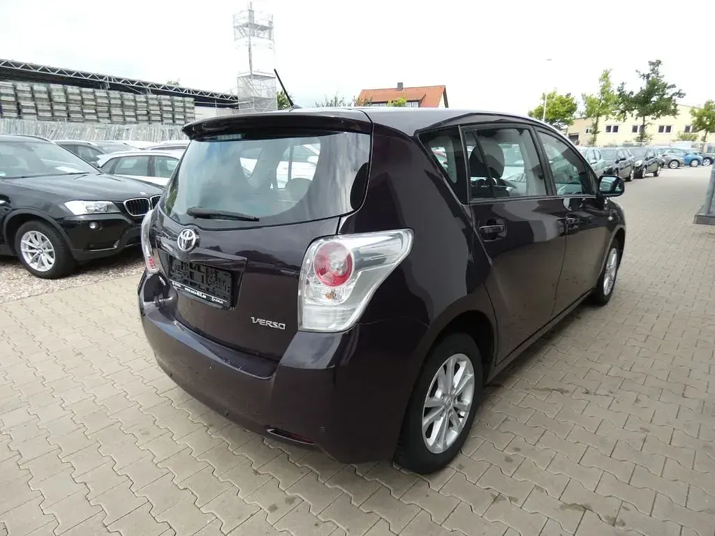 Gebraucht Toyota Verso Edition 132 PS (97 kW) 2011 Violett Van / Kleinbus