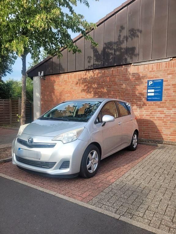 Silber Gebraucht 2012 Toyota Verso-S Life Van / Kleinbus | 3.799 € (Fairer Preis) - Bild 1/4