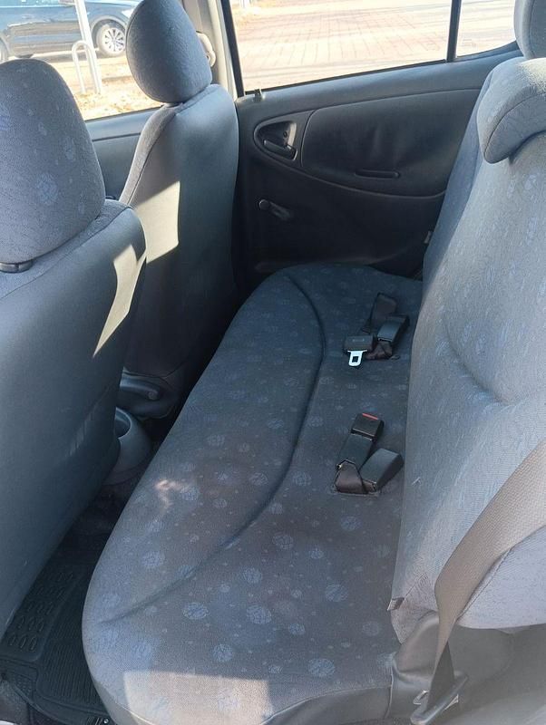 Silber Gebraucht 2002 Toyota Yaris Luna Limousine | 1.750 € (Fairer Preis) - Bild 1/4