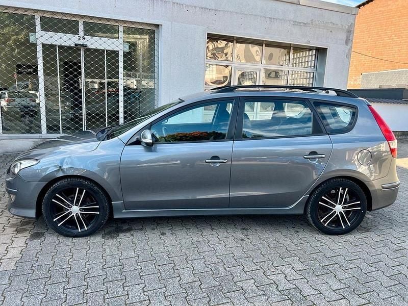 Grau Gebraucht 2012 Hyundai i30 Edition Kombi | 3.999 € (Superpreis) - Bild 1/4