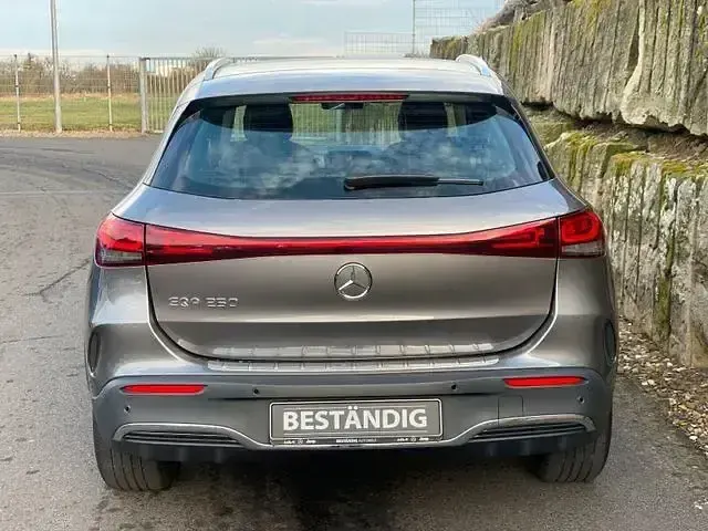 Gebraucht Mercedes EQA250 Advanced 150 kW (204 PS) 2022 Grau SUV