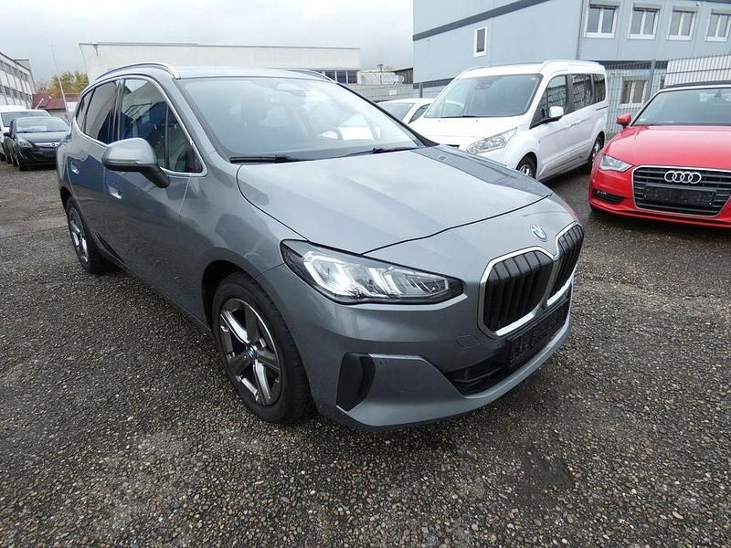 Grau Gebraucht 2022 BMW 218 Active Tourer Van / Kleinbus | 17.480 € - Bild 1/4