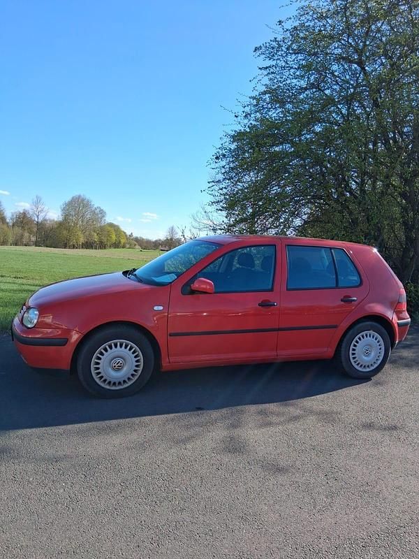 Second-hand VW Golf IV 101 CP (74 kW) 2002 Roșu Berlinǎ