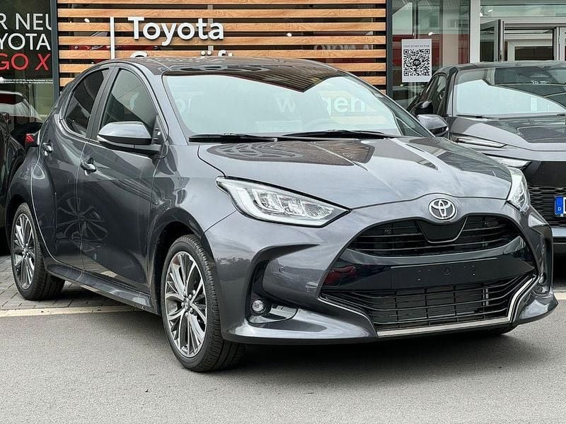 Grau Neu 2025 Toyota Yaris Hybrid Style Limousine | 32.490 € (Etwas zu teuer) - Bild 1/4
