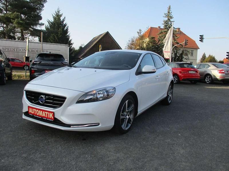 Gebraucht Volvo V40 You! 122 PS (89 kW) 2015 Crystal white pearl / metallic Kombi