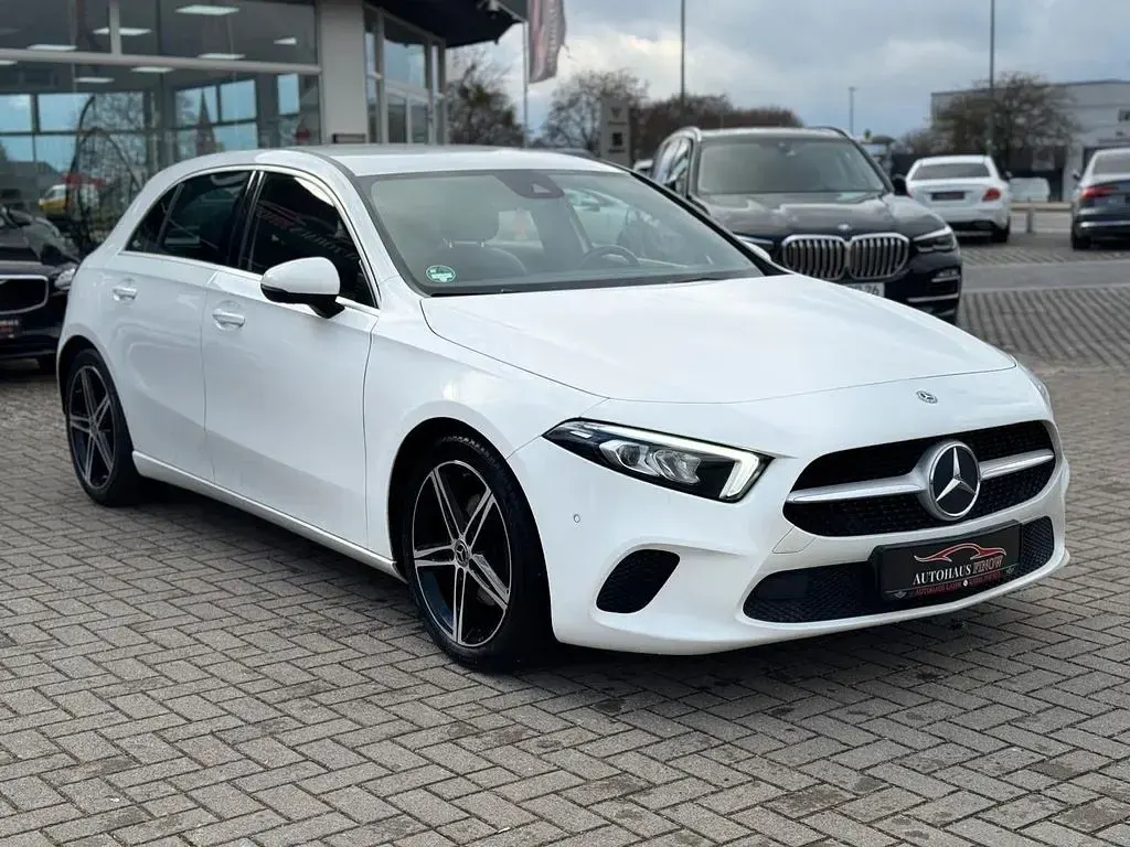 Gebraucht Mercedes A200 Progressive 163 PS (119 kW) 2019 Weiß Limousine