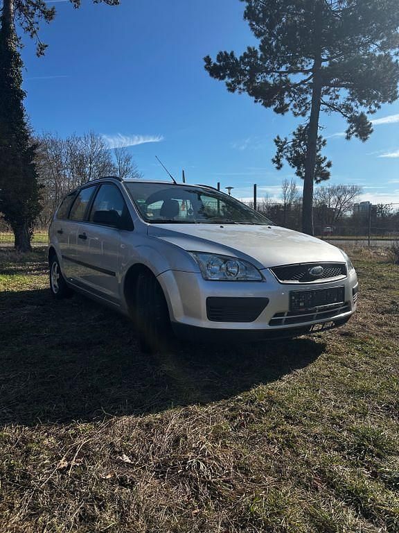 Gebraucht Ford Focus Ambiente 101 PS (74 kW) 2006 Silber Limousine