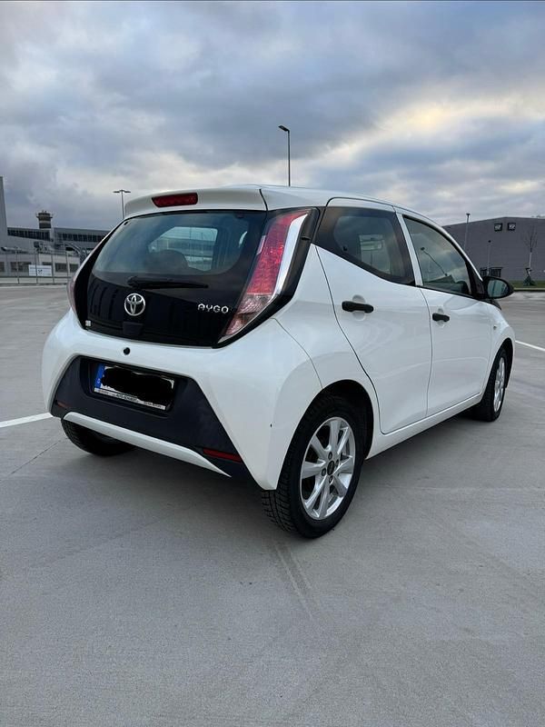 Gebraucht Toyota Aygo 68 PS (50 kW) 2015 Weiß Kleinwagen