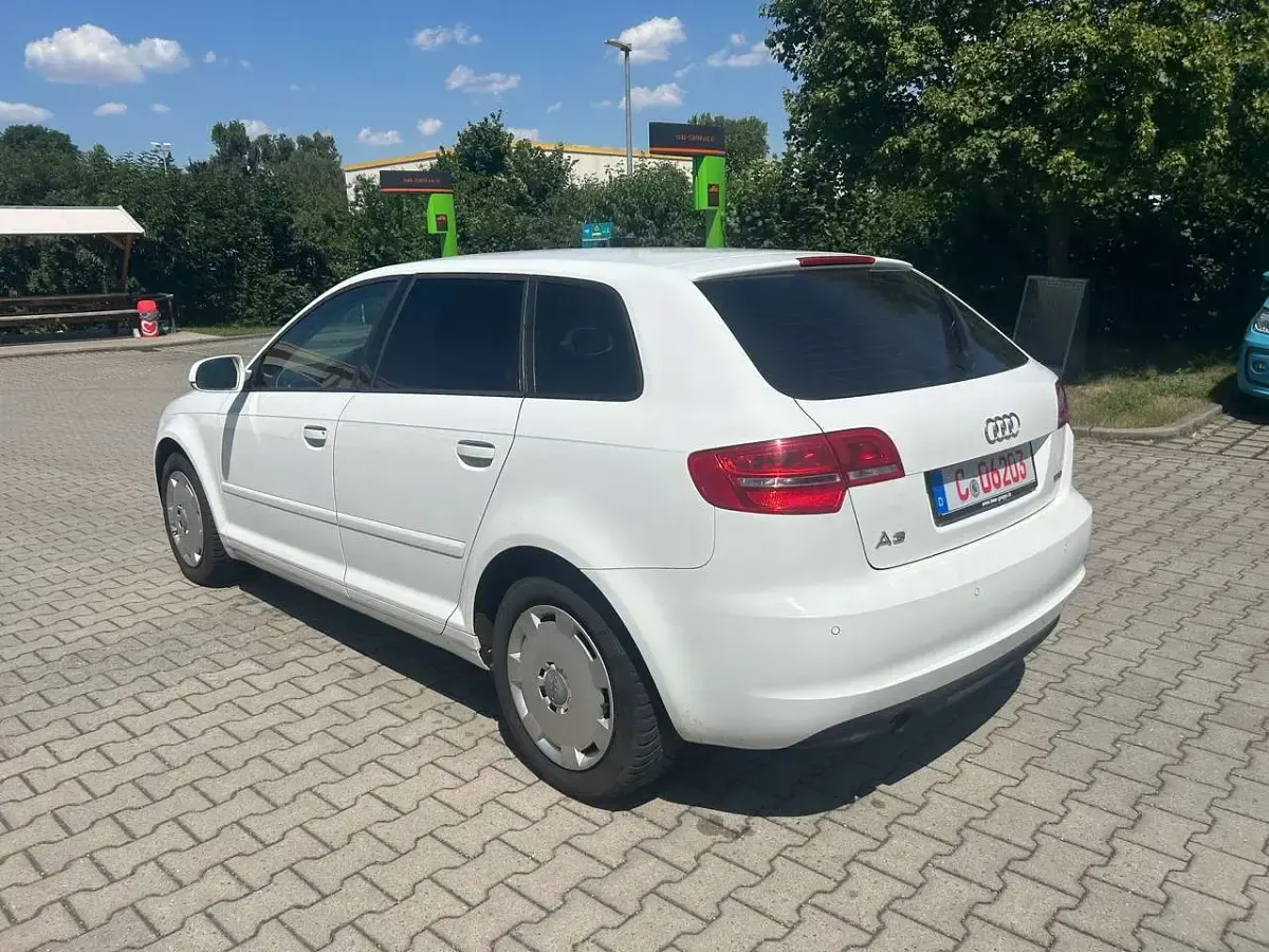 Gebraucht Audi A3 Attraction 105 PS (77 kW) 2011 Ibisweiß Kleinwagen