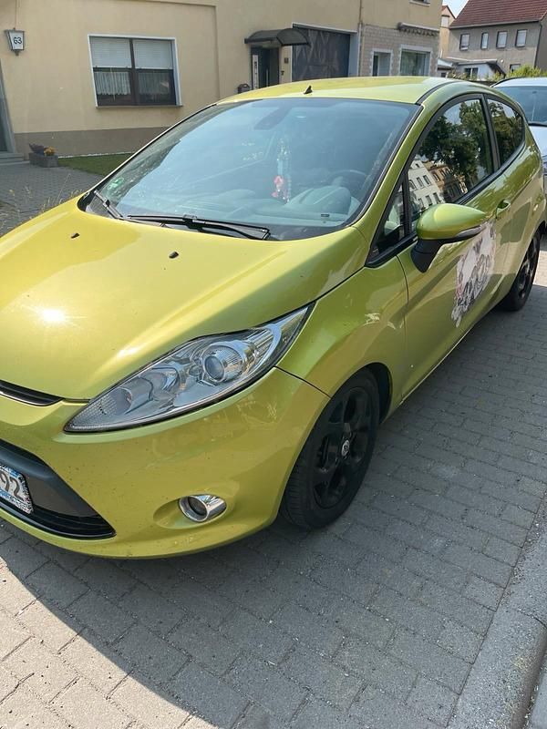 Grün Gebraucht 2011 Ford Fiesta Kleinwagen | 1.900 € (Superpreis) - Bild 1/3