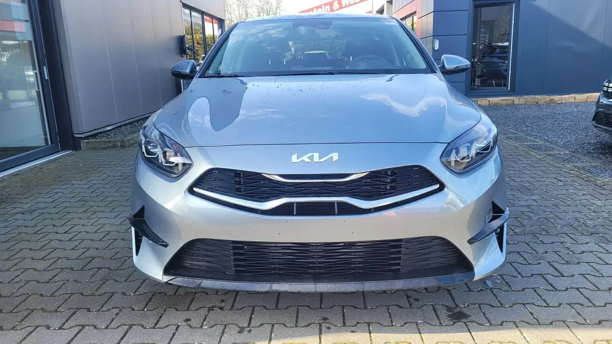 Neu Kia Ceed Gold 140 PS (102 kW) 2026 Lunar silber Kleinwagen