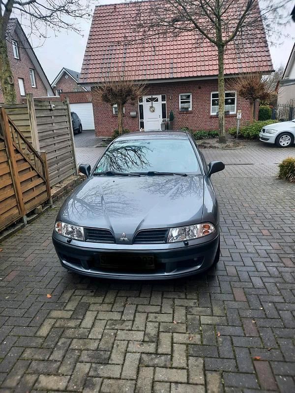 Grau Gebraucht 2002 Mitsubishi Carisma Limousine | 1.500 € (Fairer Preis) - Bild 1/4