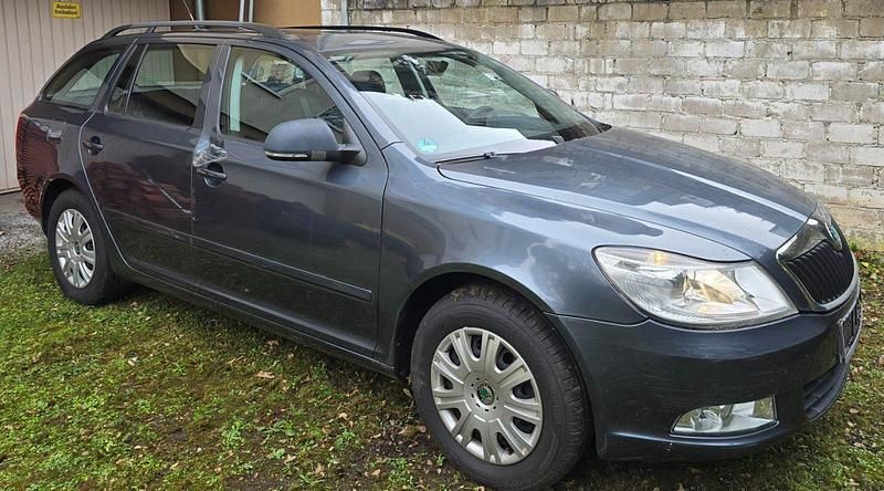 Grau Gebraucht 2011 Skoda Octavia Kombi | 8.999 € (Guter Preis) - Bild 1/4