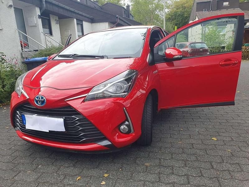 Rot Gebraucht 2020 Toyota Yaris Hybrid Team Limousine | 13.500 € (Guter Preis) - Bild 1/4
