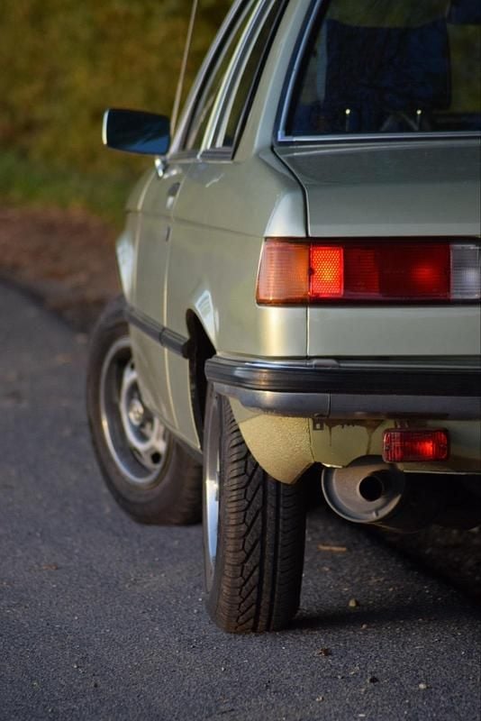 Używany BMW 318 102 KM (75 kW) 1980 Zielony Sedan/Limuzyna