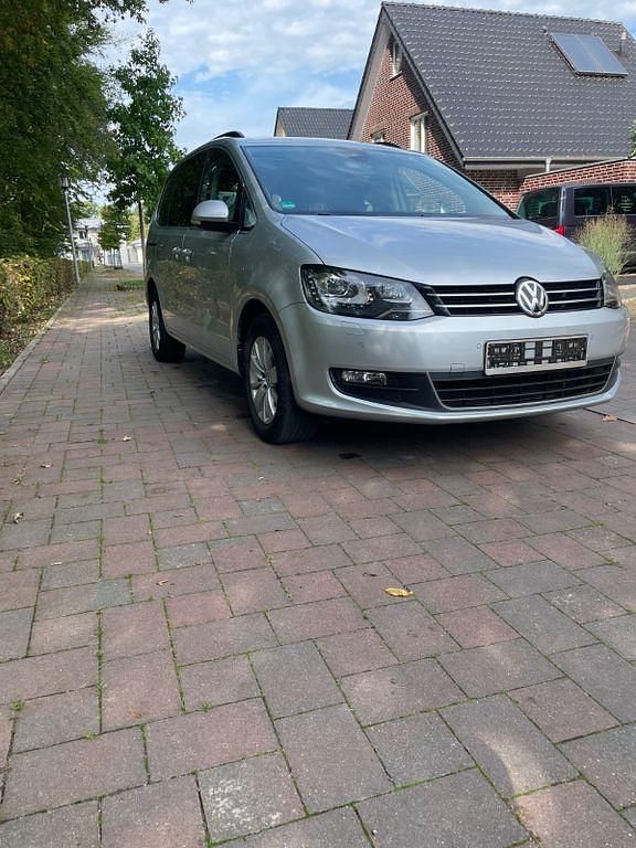 Silber Gebraucht 2017 VW Sharan Van / Kleinbus | 23.700 € (Fairer Preis) - Bild 1/4