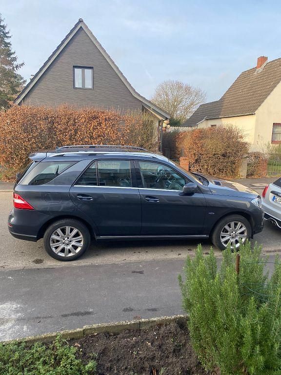 Grau Gebraucht 2012 Mercedes ML350 SUV | 18.490 € (Guter Preis) - Bild 1/4