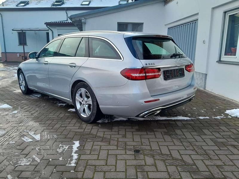 Gebraucht Mercedes E250 211 PS (155 kW) 2017 Iridiumsilber  metalliclack Kombi