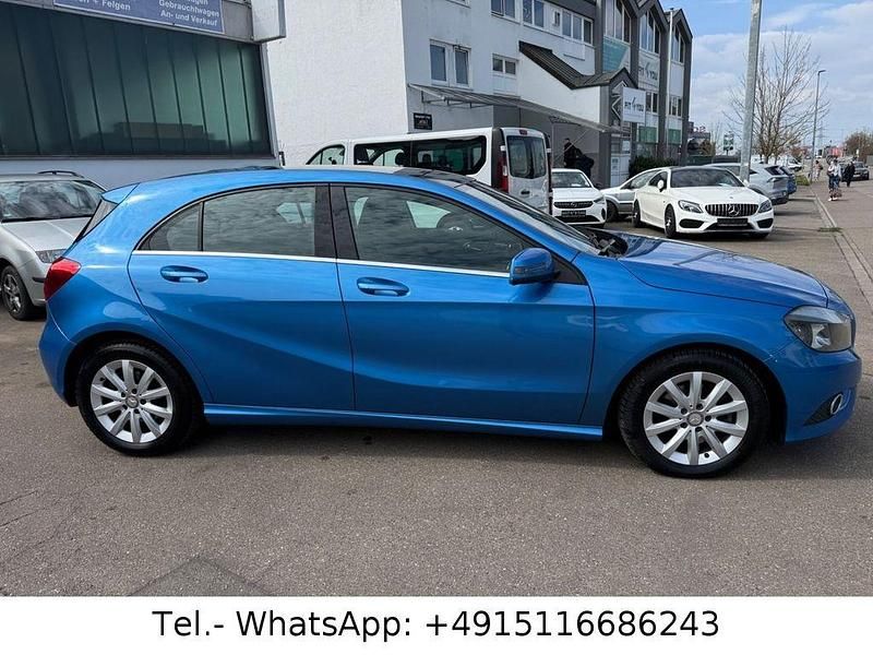Gebraucht Mercedes A180 122 PS (89 kW) 2012 Blau Limousine