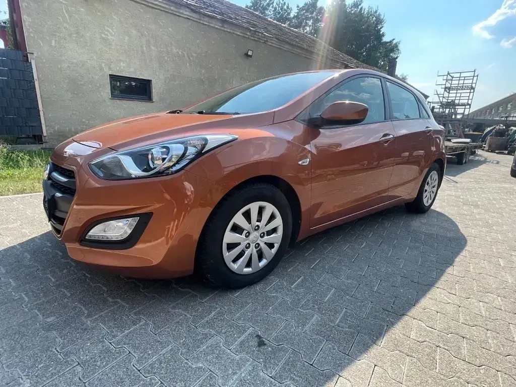 Gebraucht Hyundai i30 Classic 101 PS (74 kW) 2015 Braun Limousine