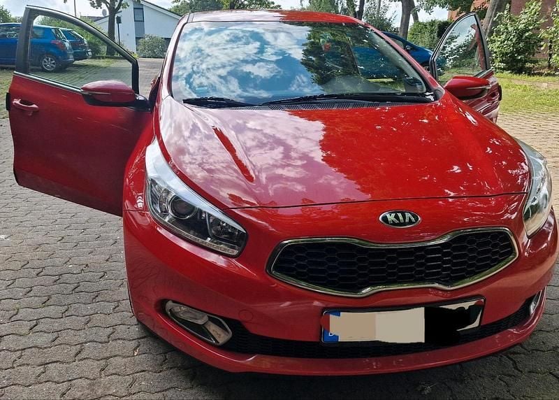 Rot Gebraucht 2015 Kia Ceed Spirit Limousine | 7.900 € (Guter Preis) - Bild 1/4
