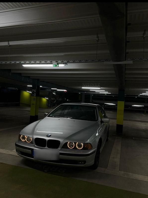 Silber Gebraucht 2002 BMW 520 Limousine | 1.999 € (Guter Preis) - Bild 1/3