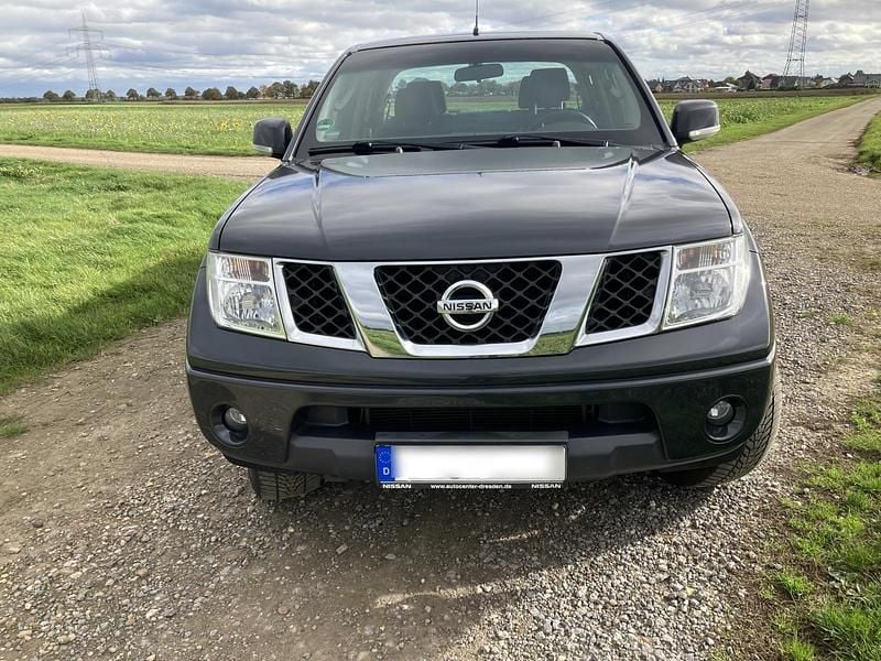 Grau Gebraucht 2007 Nissan Navara Abholung | 9.900 € (Fairer Preis) - Bild 1/4