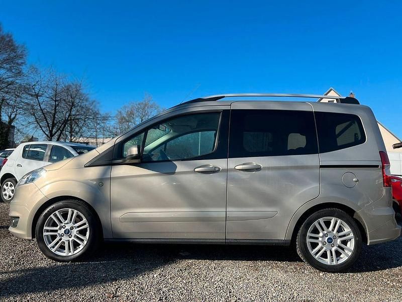 Gebraucht Ford Tourneo Courier Titanium 101 PS (74 kW) 2015 Silber Van / Kleinbus