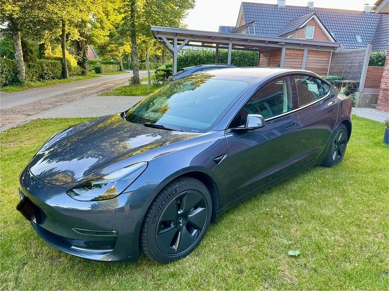 Grau Gebraucht 2022 Tesla Model 3 Long Range Limousine | 29.450 € (Fairer Preis) - Bild 1/4