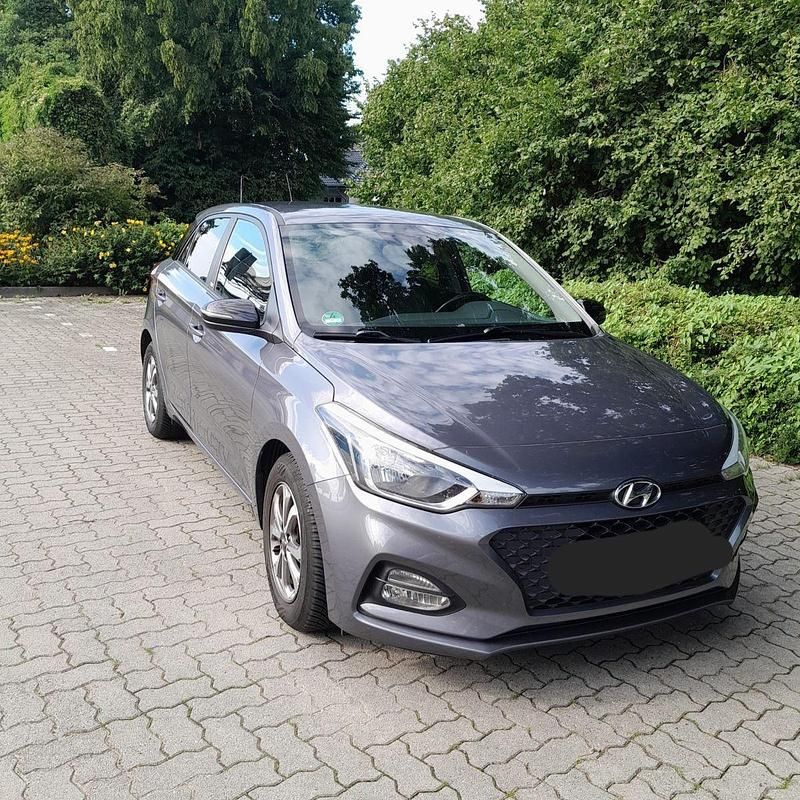 Grau Gebraucht 2019 Hyundai i20 YES! Kleinwagen | 9.800 € (Guter Preis) - Bild 1/4