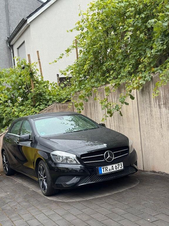 Schwarz Gebraucht 2012 Mercedes A180 Limousine | 11.900 € (Guter Preis) - Bild 1/4
