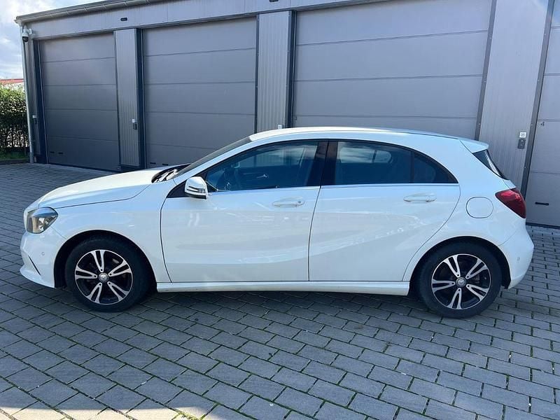 Gebraucht Mercedes A180 109 PS (80 kW) 2016 Weiß Limousine