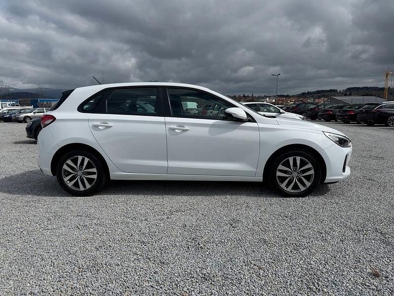 Gebraucht Hyundai i30 Trend 140 PS (102 kW) 2017 Weiß Limousine