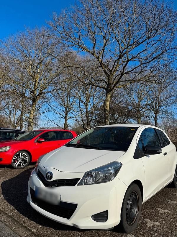 Gebraucht Toyota Yaris 69 PS (50 kW) 2012 Weiß Kleinwagen