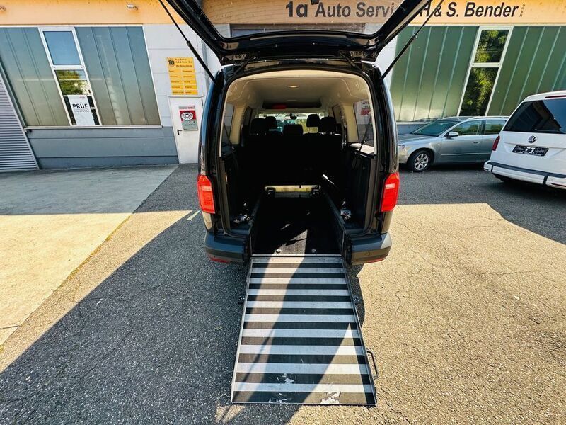 Blau Gebraucht 2015 VW Caddy Maxi Van / Kleinbus | 26.990 € - Bild 1/4