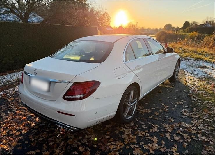 Gebraucht Mercedes E220 Avantgarde 194 PS (142 kW) 2016 Weiß Limousine