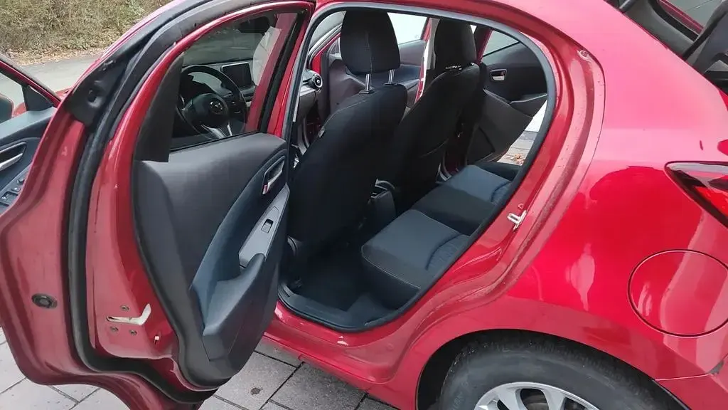 Gebraucht Mazda 2 Sports-Line 105 PS (77 kW) 2015 Rot Limousine