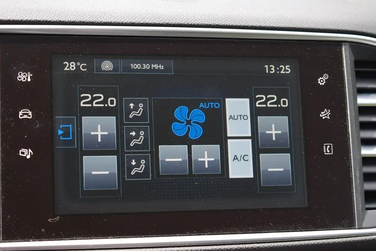 Gebraucht Peugeot 308 120 PS (88 kW) 2016 Schwarz Kombi