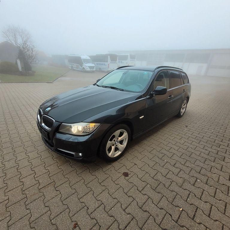 Gebraucht BMW 320 163 PS (119 kW) 2011 Schwarz Limousine
