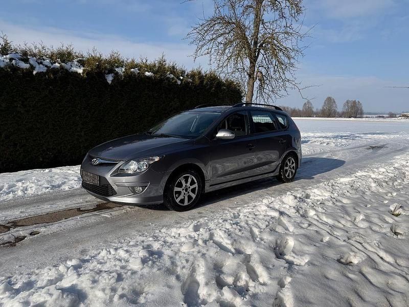 Grau Gebraucht 2012 Hyundai i30 Edition Kombi | 1.990 € (Etwas zu teuer) - Bild 1/4