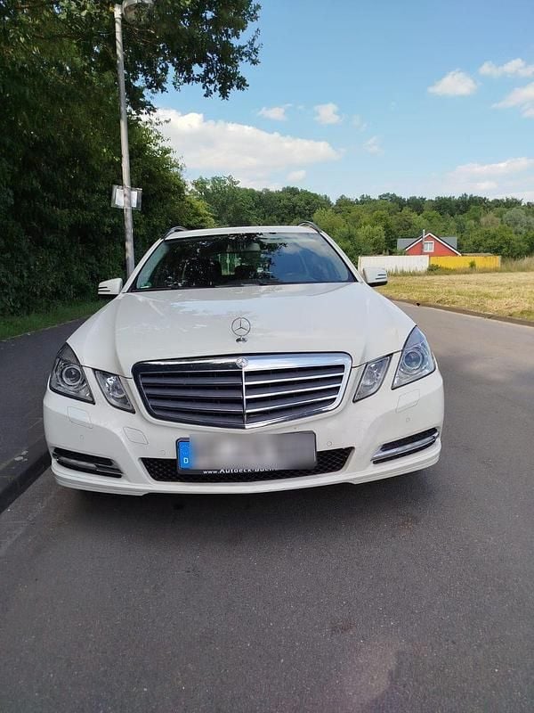Weiß Gebraucht 2011 Mercedes E200 Kombi | 5.200 € (Guter Preis) - Bild 1/4